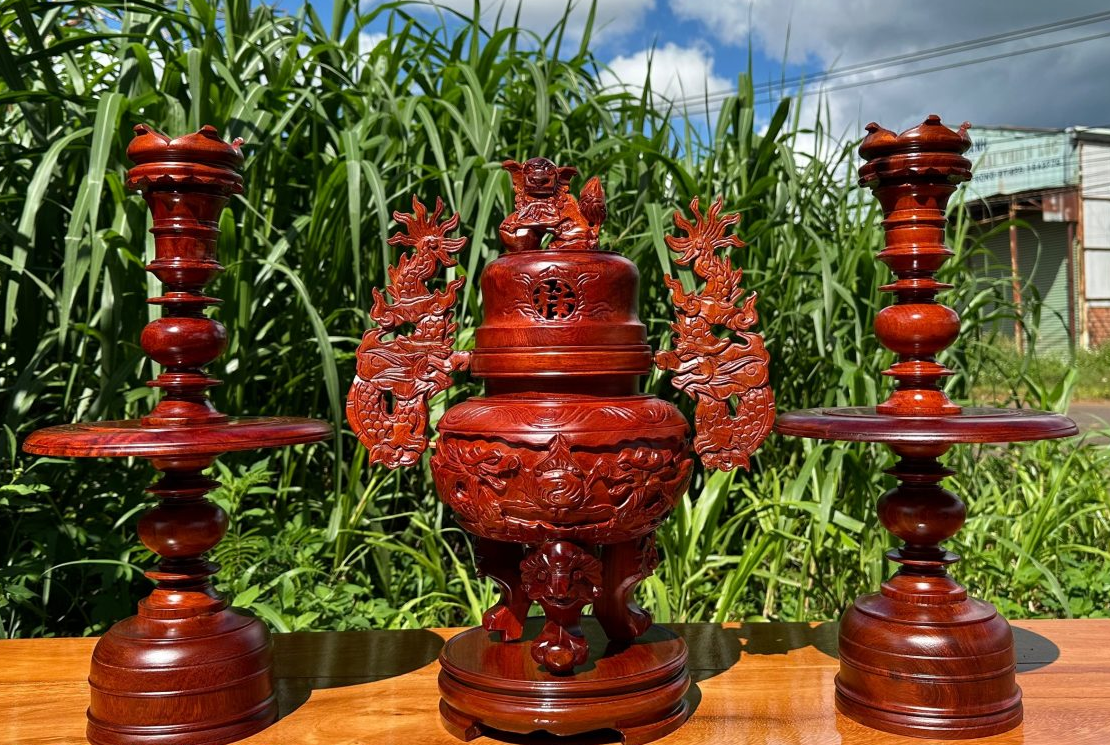 Chân Đèn Bàn Thờ Bằng Gỗ Hương Gia Lai cao 52cm.png